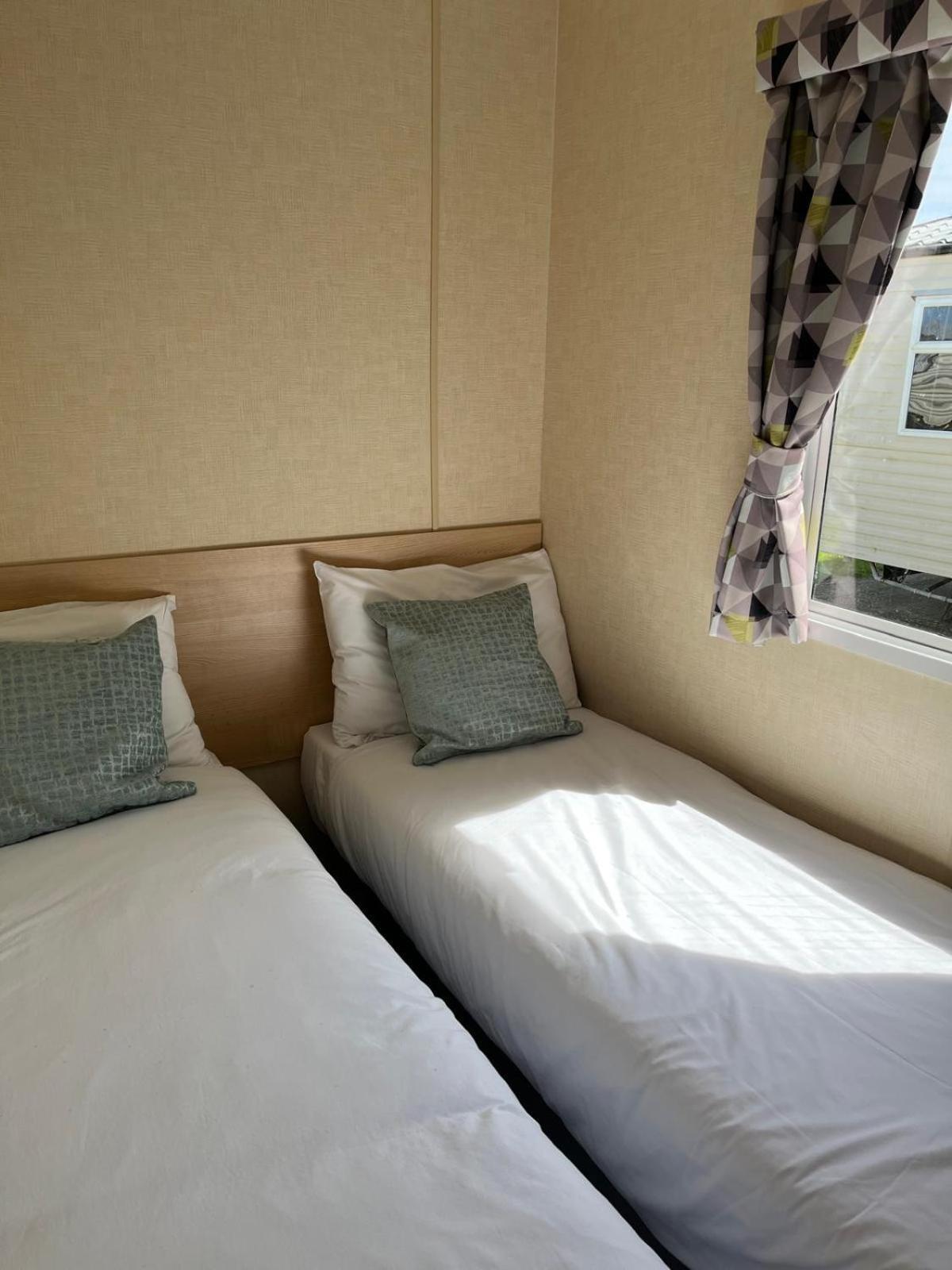 Cosy Caravan At California Cliffs In Norfolk, Near To Scratby Beach Ref 50001E Hotel Great Yarmouth Exterior foto